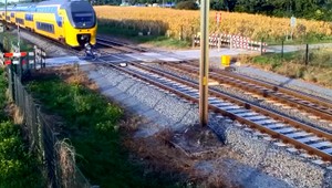 VIDEO: Chýbali centimetre a cyklista, ktorý ignoroval závory, mohol skončiť pod vlakom