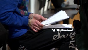 Policajti zadržali dílera. Našli u neho drogy, zbraň aj peniaze