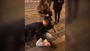 Prípad brutálneho napadnutia policajtom čaká dohra. Dievča ťahal po zemi