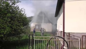 Požiar v blízkosti drevárne sa rozšíril na tri susedné domy