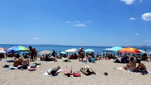 SHMÚ varuje: Slnečné dni vystriedajú silné búrky s krúpami