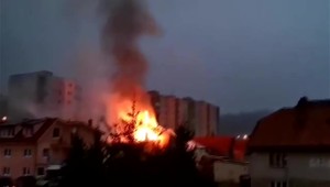 Veľký požiar v Ružomberku: Plamene siahali do dvoch metrov, na balkónoch uviazli aj deti