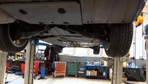 Zlodej sa ulakomil na katalyzátor z auta. Kradol pred rušnou nemocnicou