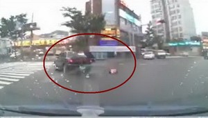 Hrôza! Z auta počas jazdy vypadlo dieťa