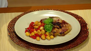 Bravčové kotletky plnené sušenými brusnicami s dusenou zeleninou a opečenými zemiakmi