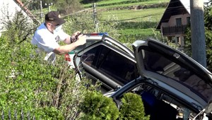 Nehoda na Kysuciach. Zomrelo 14-ročné dievča, mladík bojuje o život