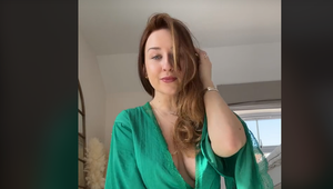 Z práce si odskočila vyzdvihnúť dieťa do školy a matkám spadla sánka: Je toto naozaj vhodný outfit??