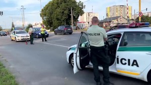 Prešiel na červenú a na priechode zrazil cyklistku. Vodič sa dal na útek