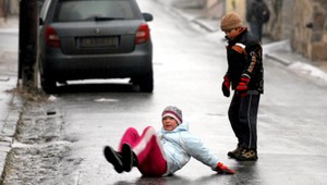 Z chodníkov klzisko. V Bratislave sa dnes na ľade zranilo 62 ľudí