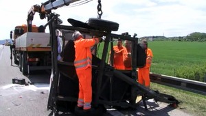 Kuriózna nehoda na R1: Kamión narazil do cestárskeho vozíka