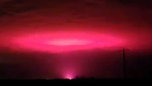 Príchod mimozemšťanov? Nebo sa otvorilo a na Zem žiarilo prenikavé červené svetlo