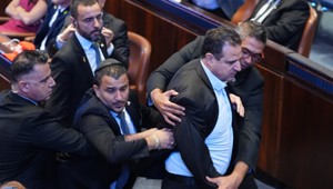 Dvaja ľavicoví poslanci boli počas Trumpovho prejavu vykázaní. V rukách mali propalestínske transparenty