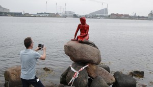 Odporcovia lovu veľrýb poliali červenou farbou ikonickú sochu Dánska