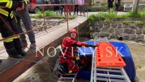 FOTO: Silný prúd odnášal vodičku niekoľko metrov. Z ľadovej vody ju zachraňovali hasiči