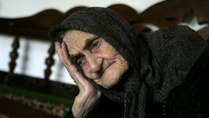 Suroví zlodeji! Okradli a takmer zaškrtili starenku (85)