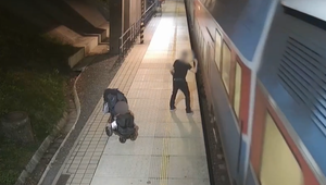 Muž na železničnej zastávke bez príčiny rozbíjal sklá vlaku. Počas vyčíňania mal v kočiari malé dieťa