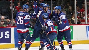 Hokejová náplasť. Víťazili aspoň mladíci!