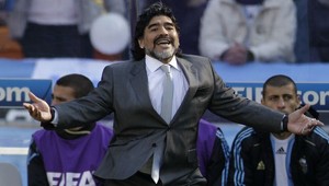 Maradona (52) sa vyhrážal majiteľovi klubu, že ho zatvorí