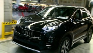 Kriminalisti zaistili účtovné knihy v autopredajni. Podvodom mal majiteľ predať až 400 áut