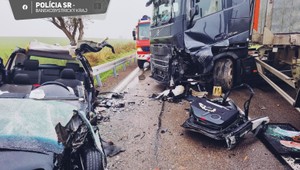 Vážna nehoda pri Brezne: Po zrážke kamióna s autom skončili dvaja ľudia v nemocnici