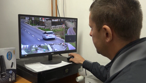 Zlodej auta pod vplyvom unikal polícii: Prichytili ho po náraze do troch áut