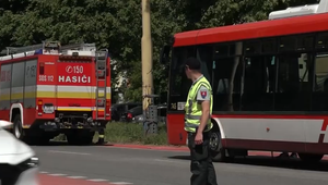 Do cesty trolejbusu vbehlo malé dievčatko. Doplatili ale na to cestujúci