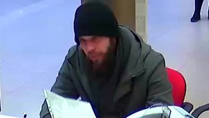 Nakráčal do banky s falošným občianskym a vybral si niekoľko stoviek eur. Polícia prosí o pomoc