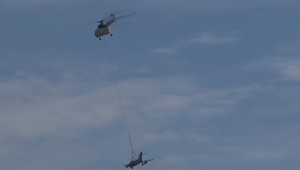 Nezvyčajný úkaz na oblohe nad Považím: Z vrtuľníka visela stíhačka