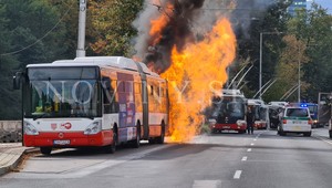 V Banskej Bystrici horel autobus. Vo vozidle sa nachádzali ľudia