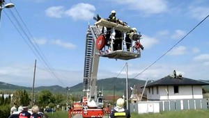 Robotník odpadol na streche, prvú pomoc mu dávali hasiči vo vzduchu