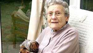 Zvrátený čin tínedžera (15). V kostole okradol a znásilnil modliacu sa starenku