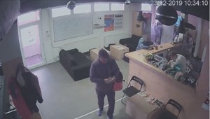 VIDEO: Vo fitness centre ukradol zo skrinky viac ako 1000 eur. Pomôžte pri pátraní