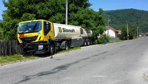 Cisterna s naftou vletela do rodinného domu, odrazila plynovú prípojku