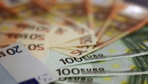 VIDEO: Policajtovi, ktorý mal prijať úplatok, našli hotovosť takmer 55 000 eur