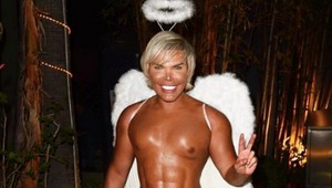 Umelohmotný Ken sa prezliekol za anjela, ukázal vypchaté telo