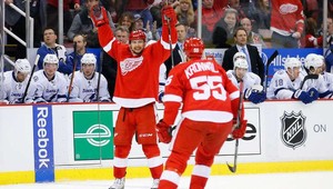 Tatar pri víťaznom góle Detroitu, Chicago o krok pred Nashvillom