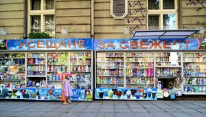 Na kolená a nakupovať. V Bulharsku otvorili obchody v pivniciach