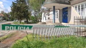 Bezdomovec (49) prepadol banku v Kolárove, ako zbraň použil prst