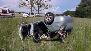 Vrtuľník zasahoval pri vážnej nehode. Matka s dvoma deťmi v aute dostala šmyk pri predbiehaní