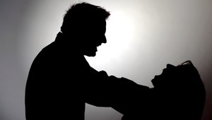 Peklo v rodinnom dome: Muž fyzicky aj psychicky týral svoju 28- ročnú manželku, hrozil jej smrťou