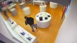 Muž rozbil notebook v obchode. Personálu povedal, že sa chce rýchlo dostať do väzenia
