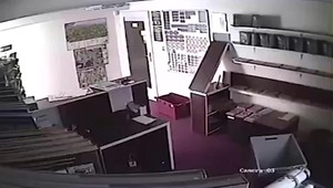 VIDEO: V múzeu pri Banskej Bystrici v noci záhadne padajú knihy z police. Zachytila to aj kamera