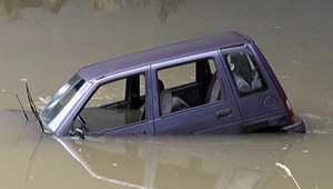 Auto záhadne skončilo v rieke. Našli ho bez posádky