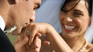 Novomanželov okradol nepozvaný hosť priamo na svadbe, zobral dary i peniaze