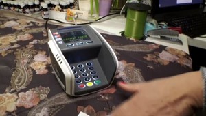 Skontrolujte si bankové výpisy. Mohol vás okradnúť platobný terminál