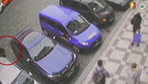 Auto, zaparkované na jednej z najrušnejších ulíc, vykradol zlodej. Odniesol si jeden a pol milióna