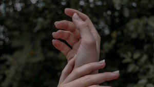 Čo hovoria nechty o vašom zdraví? Čo ak sú biele alebo zvlnené?