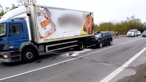 Pri rannej nehode v Pezinku sa ťažko zranil manželský pár