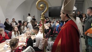 Mikuláš za volantom aj s kukláčmi a anjelmi: Ako sa na Slovensku oslavuje 6. december?