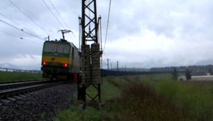 Muž sa postavil do koľajiska. Rušňovodič už zrážke nedokázal zabrániť